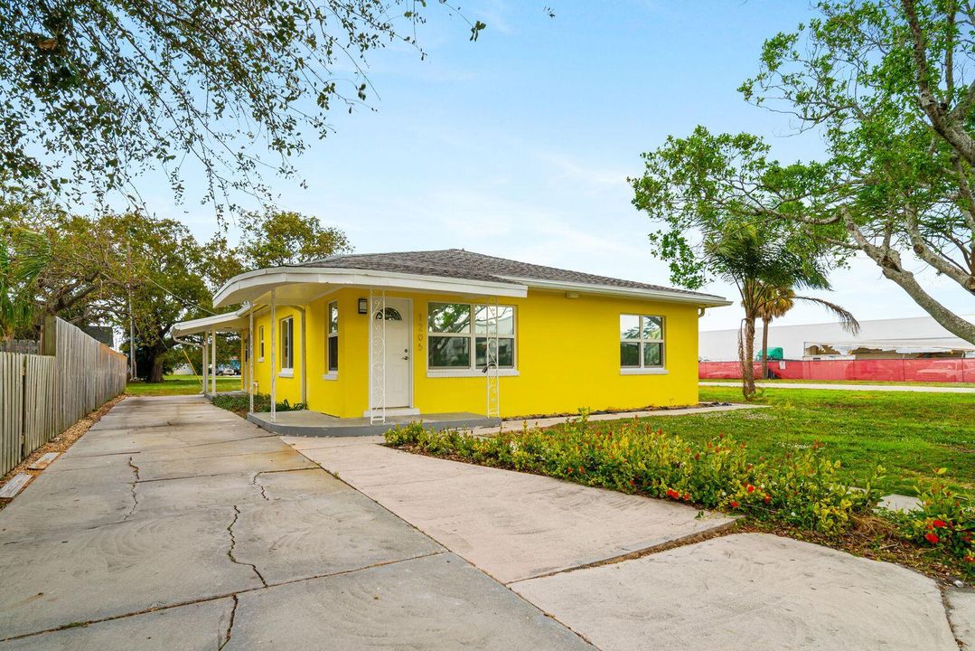 For Rent: $2,350 (2 beds, 1 baths, 1242 Square Feet)