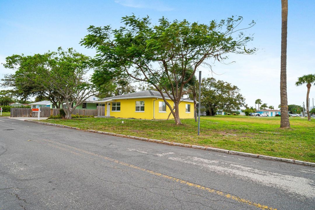 For Rent: $2,350 (2 beds, 1 baths, 1242 Square Feet)