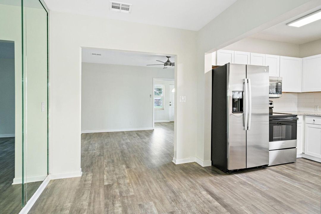 For Rent: $2,350 (2 beds, 1 baths, 1242 Square Feet)