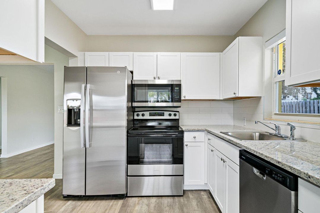 For Rent: $2,350 (2 beds, 1 baths, 1242 Square Feet)