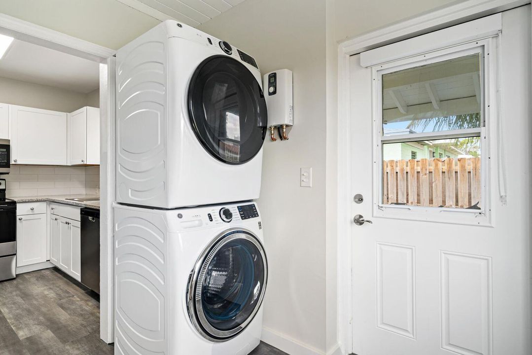 For Rent: $2,350 (2 beds, 1 baths, 1242 Square Feet)