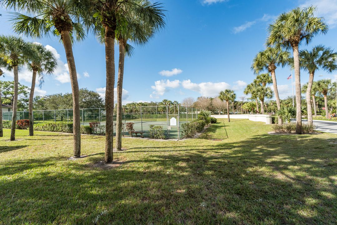 For Sale: $279,000 (2 beds, 2 baths, 860 Square Feet)