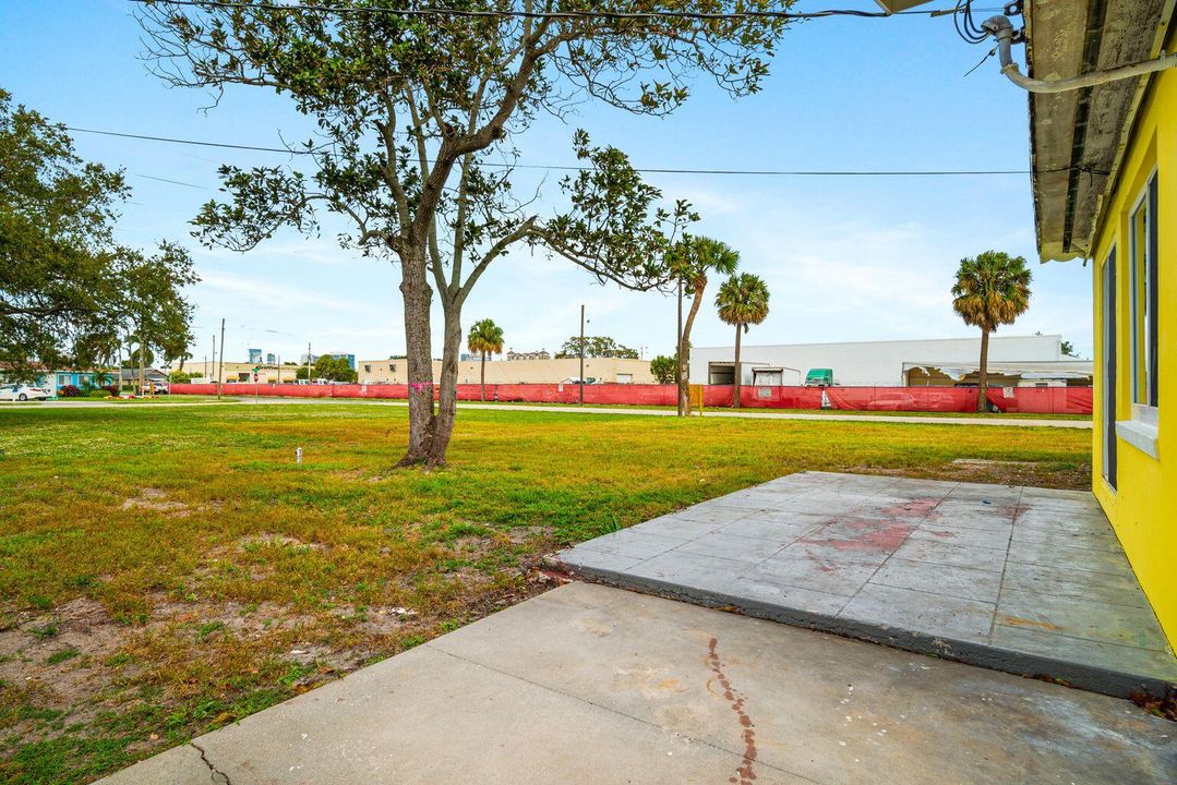 For Rent: $2,350 (2 beds, 1 baths, 1242 Square Feet)