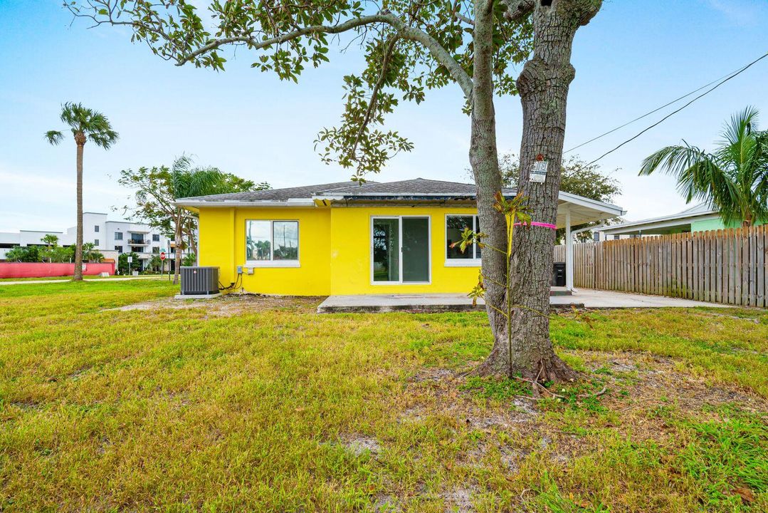 For Rent: $2,350 (2 beds, 1 baths, 1242 Square Feet)