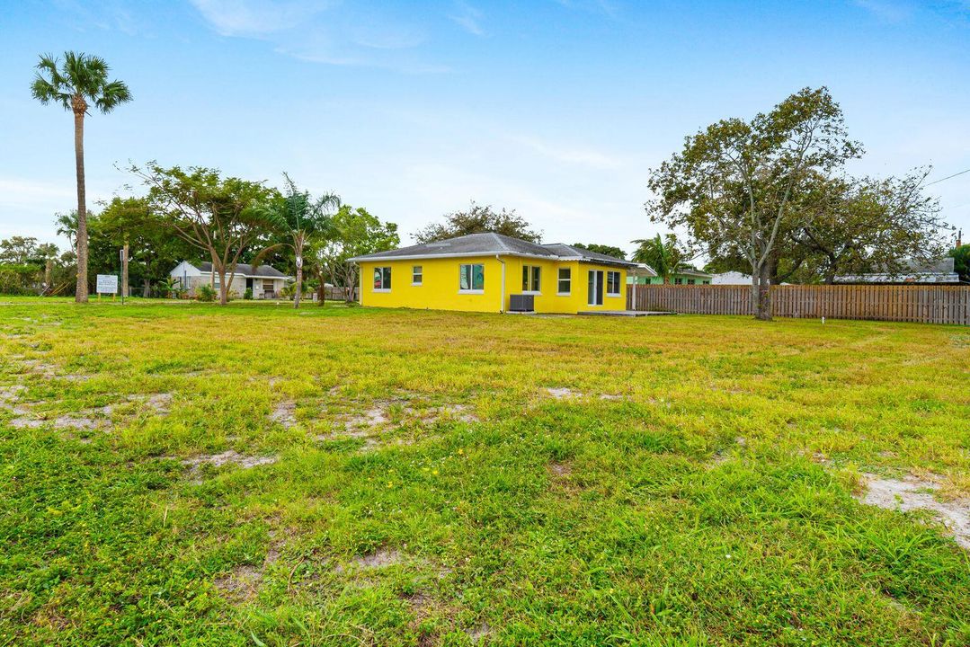 For Rent: $2,350 (2 beds, 1 baths, 1242 Square Feet)