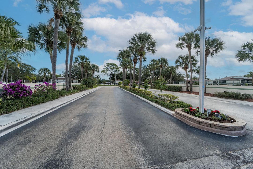 For Sale: $279,000 (2 beds, 2 baths, 860 Square Feet)