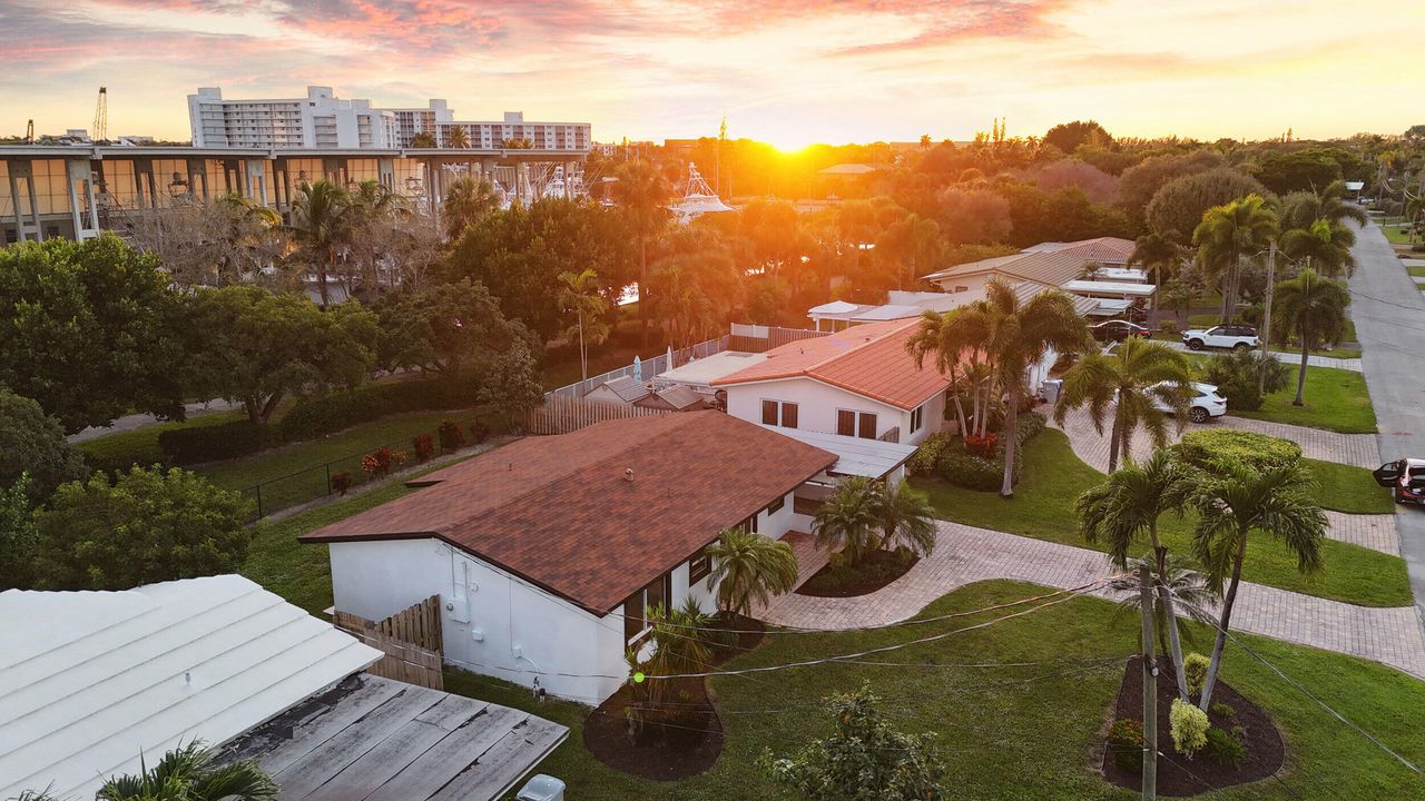 For Sale: $785,000 (3 beds, 2 baths, 1247 Square Feet)