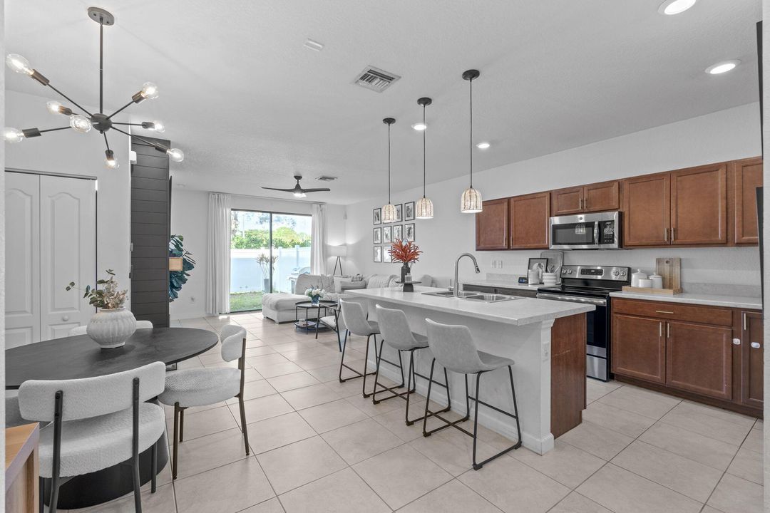 待售: $301,860 (2 贝兹, 2 浴室, 1490 平方英尺)