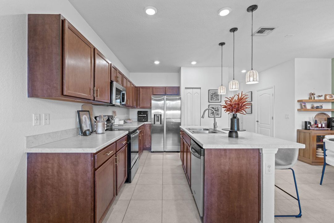 待售: $301,860 (2 贝兹, 2 浴室, 1490 平方英尺)