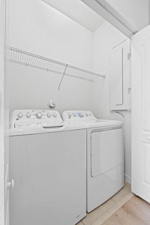 待售: $301,860 (2 贝兹, 2 浴室, 1490 平方英尺)