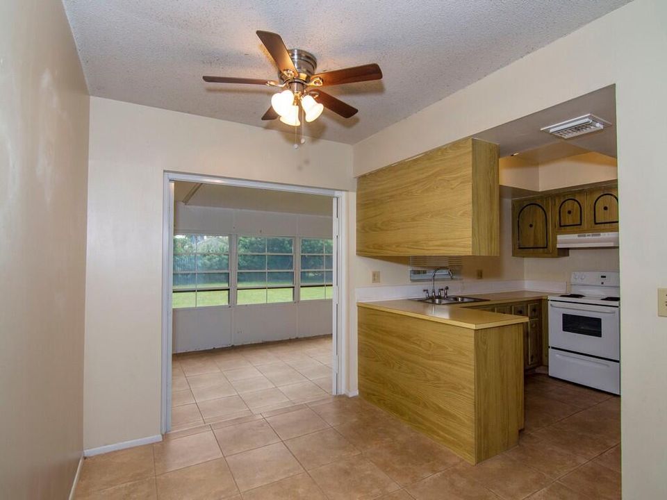 For Rent: $2,000 (2 beds, 1 baths, 930 Square Feet)