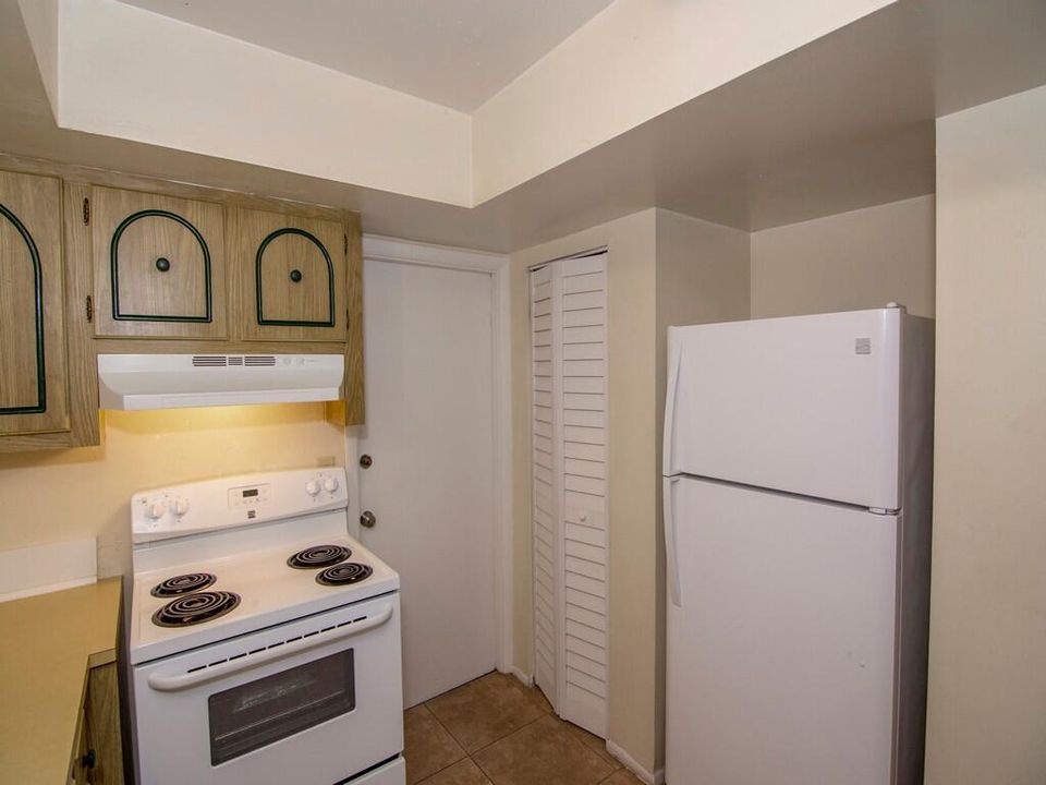 For Rent: $2,000 (2 beds, 1 baths, 930 Square Feet)