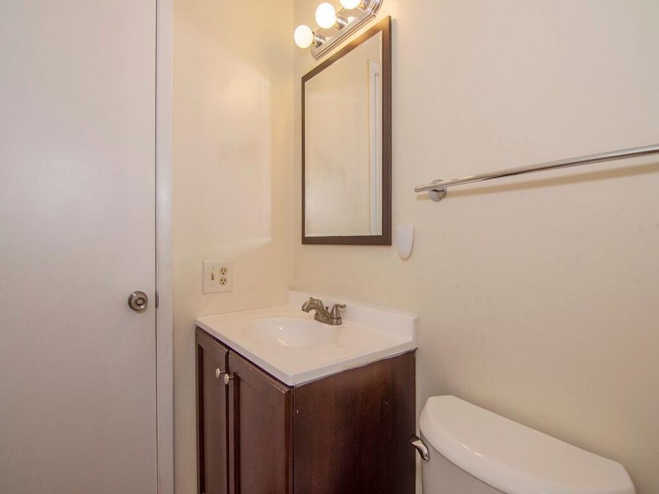 For Rent: $2,000 (2 beds, 1 baths, 930 Square Feet)