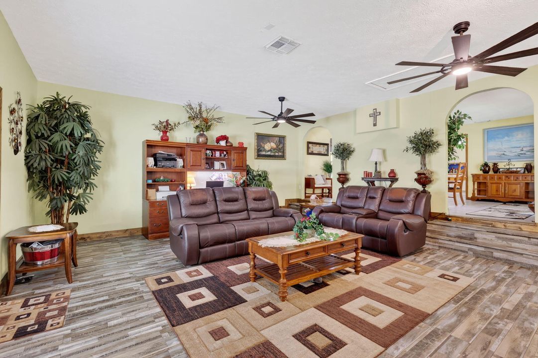 待售: $425,000 (3 贝兹, 2 浴室, 2100 平方英尺)