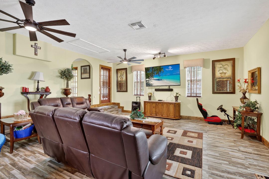 待售: $425,000 (3 贝兹, 2 浴室, 2100 平方英尺)