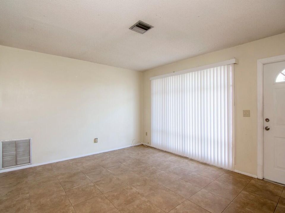 For Rent: $2,000 (2 beds, 1 baths, 930 Square Feet)