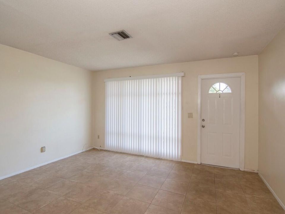 For Rent: $2,000 (2 beds, 1 baths, 930 Square Feet)