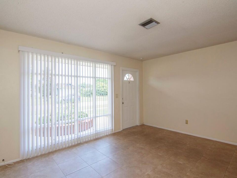 For Rent: $2,000 (2 beds, 1 baths, 930 Square Feet)