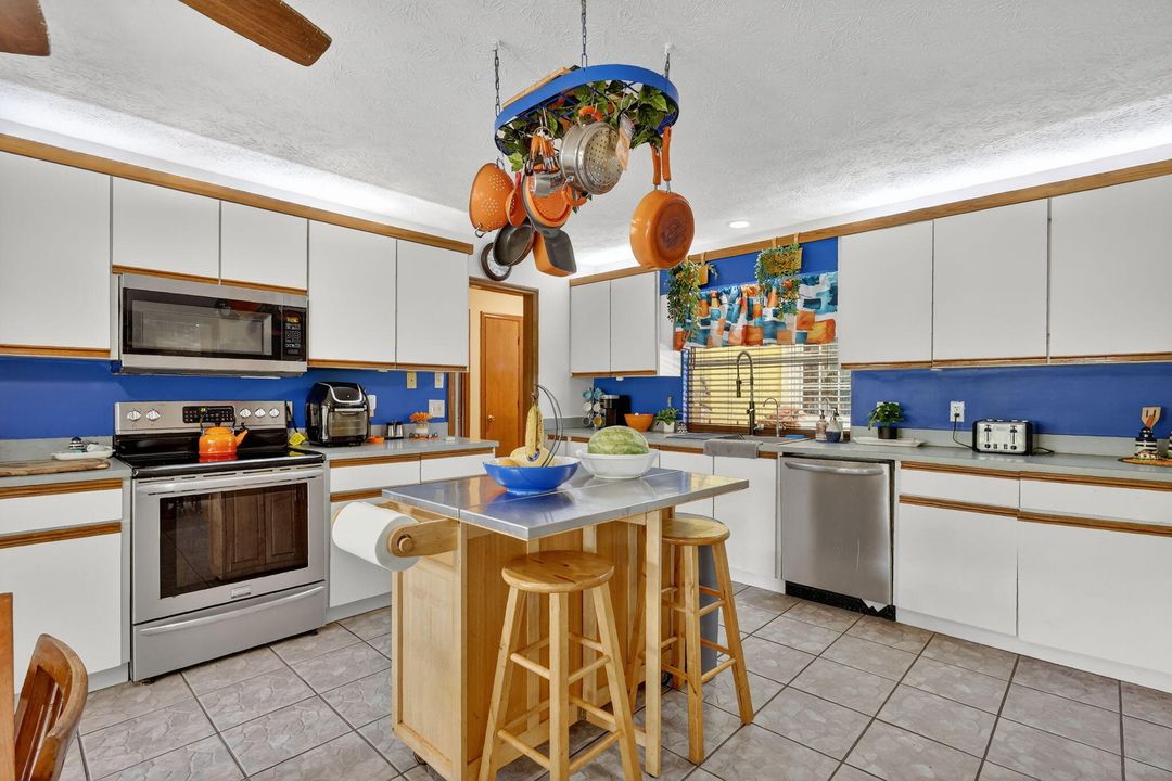 待售: $425,000 (3 贝兹, 2 浴室, 2100 平方英尺)