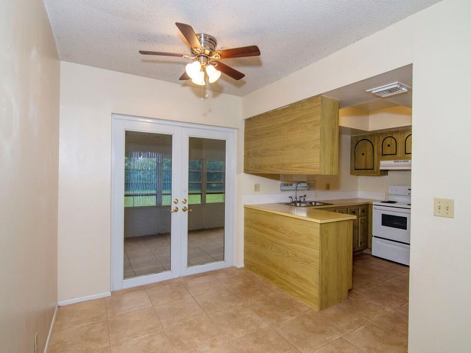 For Rent: $2,000 (2 beds, 1 baths, 930 Square Feet)