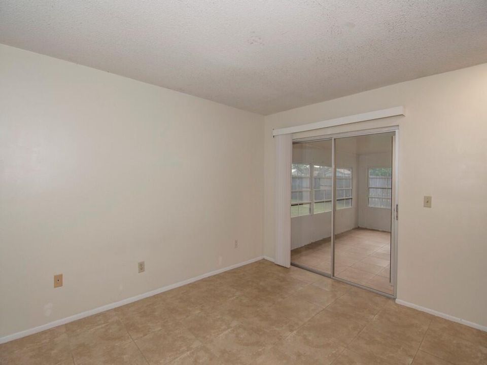 For Rent: $2,000 (2 beds, 1 baths, 930 Square Feet)