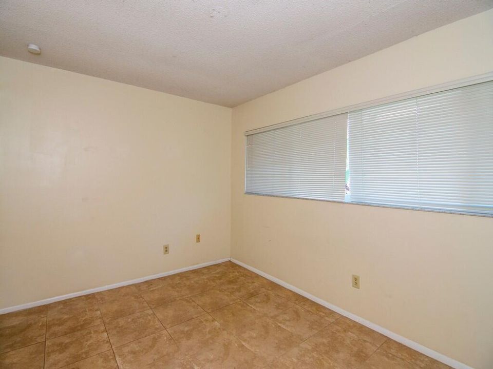 For Rent: $2,000 (2 beds, 1 baths, 930 Square Feet)