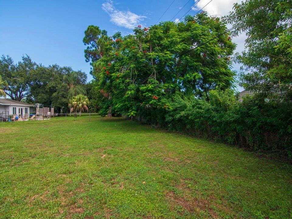 For Rent: $2,000 (2 beds, 1 baths, 930 Square Feet)