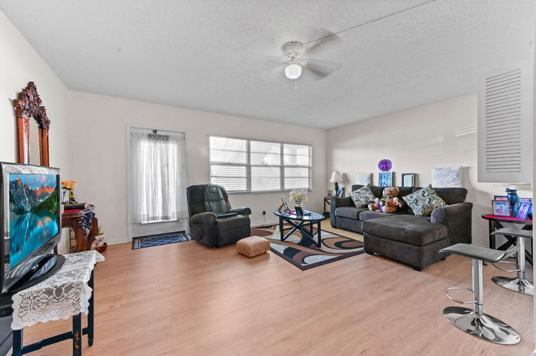 На продажу: $79,900 (1 спален, 1 ванн, 720 Квадратных фут)