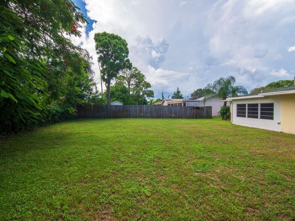 For Rent: $2,000 (2 beds, 1 baths, 930 Square Feet)