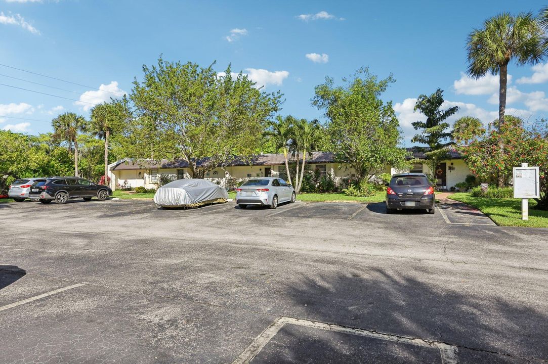 For Sale: $145,000 (1 beds, 1 baths, 721 Square Feet)