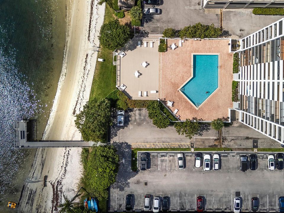 Active With Contract: $2,250 (1 beds, 1 baths, 917 Square Feet)