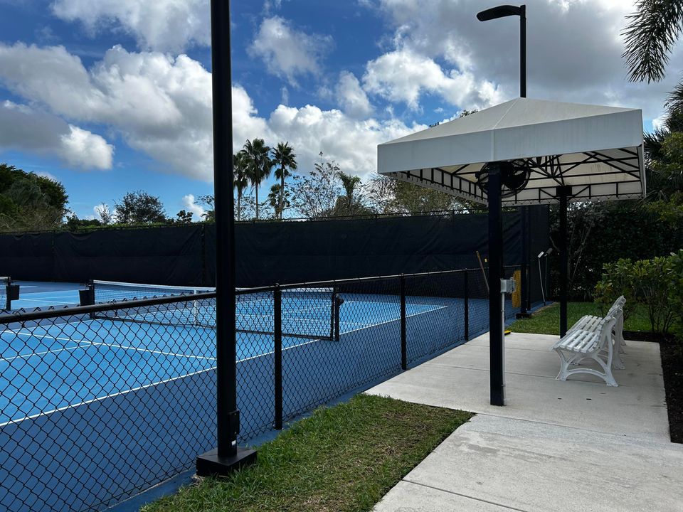 En Venta: $549,000 (3 camas, 2 baños, 1411 Pies cuadrados)