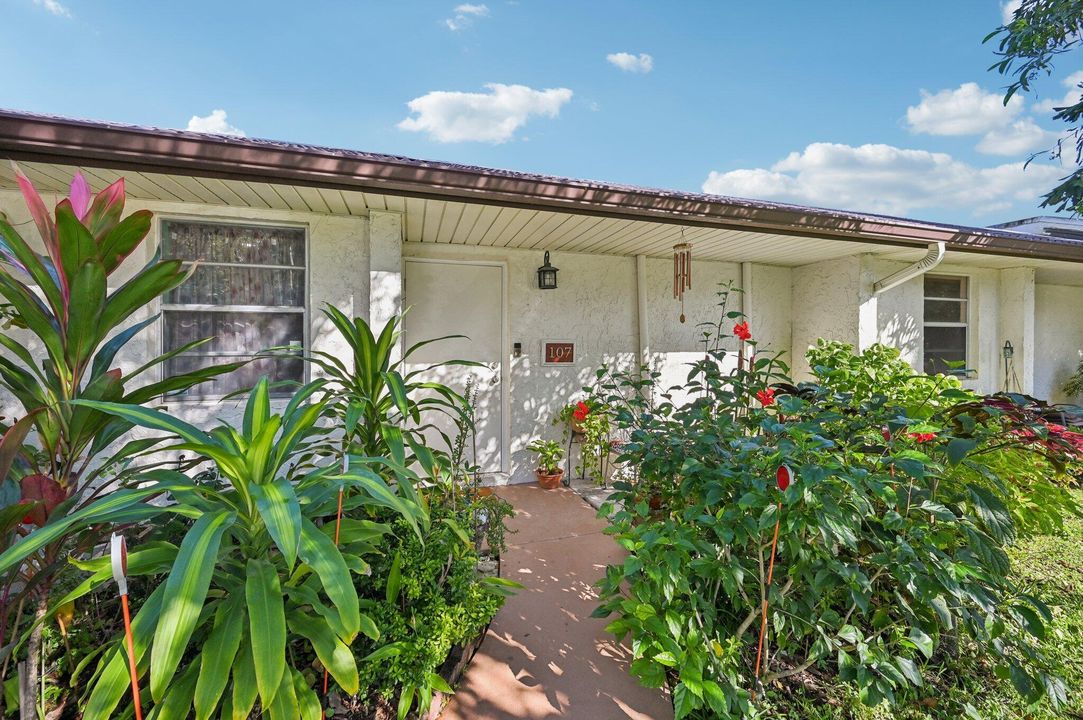 For Sale: $145,000 (1 beds, 1 baths, 721 Square Feet)