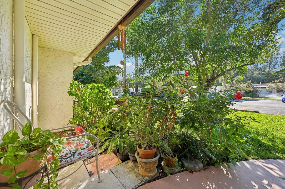 For Sale: $145,000 (1 beds, 1 baths, 721 Square Feet)