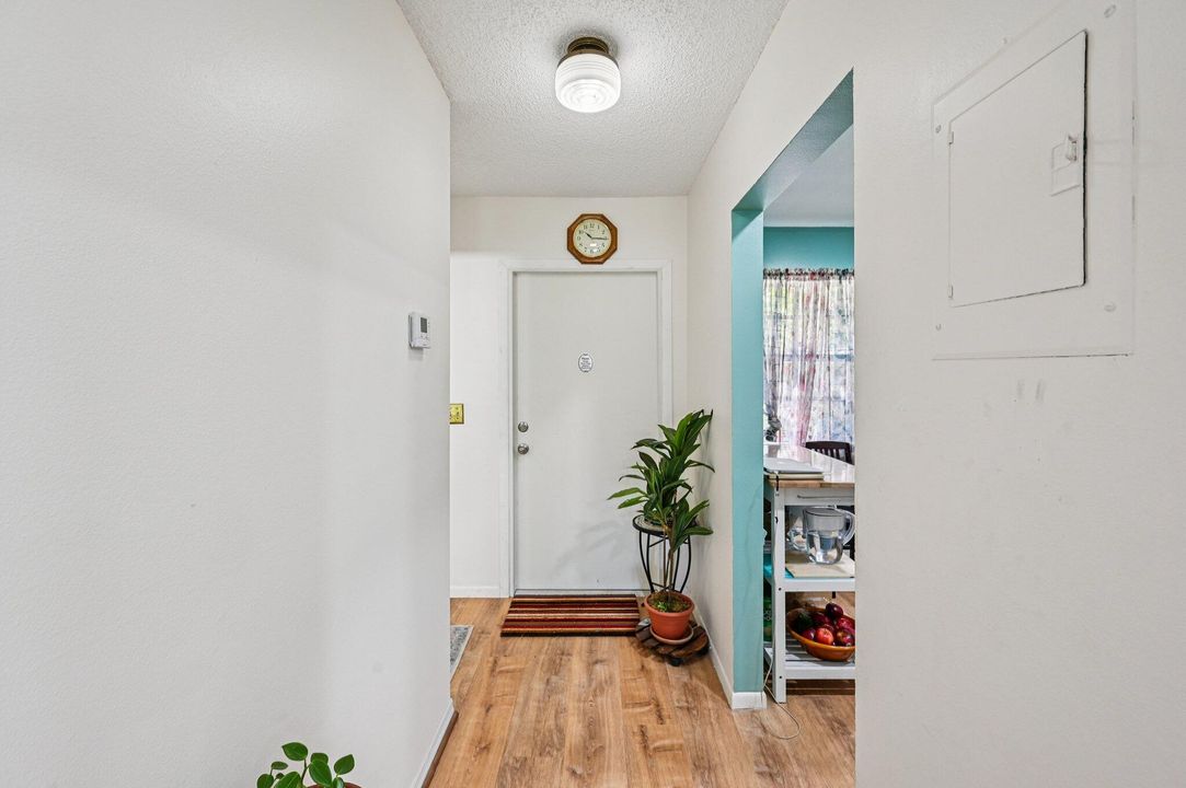 For Sale: $145,000 (1 beds, 1 baths, 721 Square Feet)