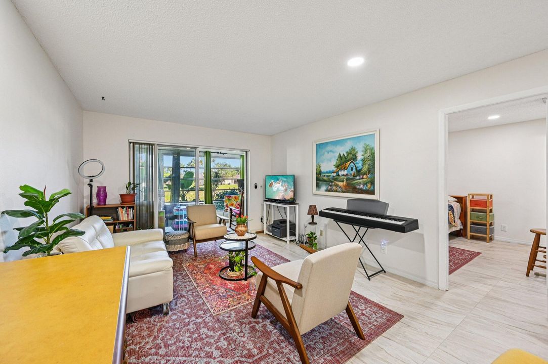 For Sale: $145,000 (1 beds, 1 baths, 721 Square Feet)