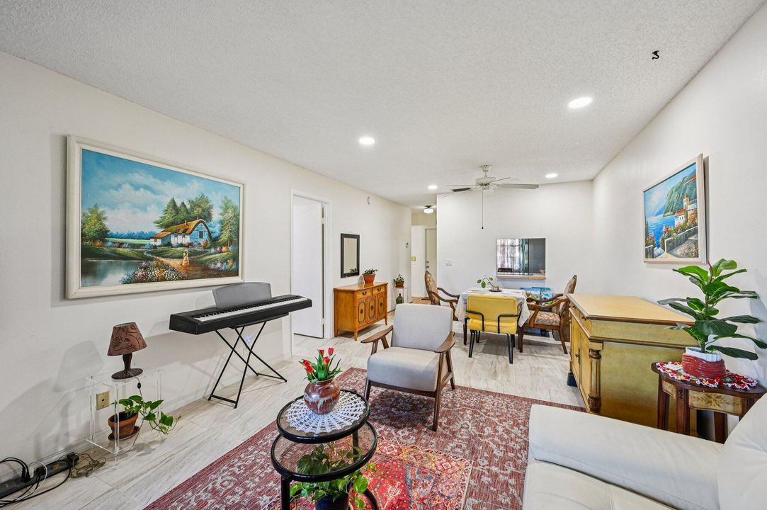 For Sale: $145,000 (1 beds, 1 baths, 721 Square Feet)