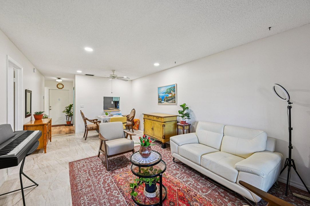 For Sale: $145,000 (1 beds, 1 baths, 721 Square Feet)