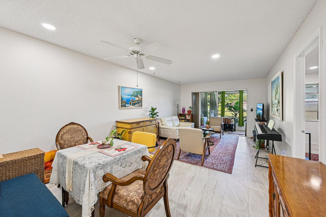 For Sale: $145,000 (1 beds, 1 baths, 721 Square Feet)