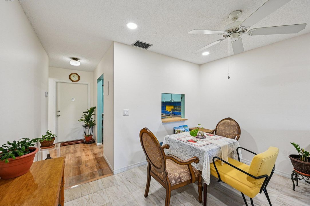 For Sale: $145,000 (1 beds, 1 baths, 721 Square Feet)