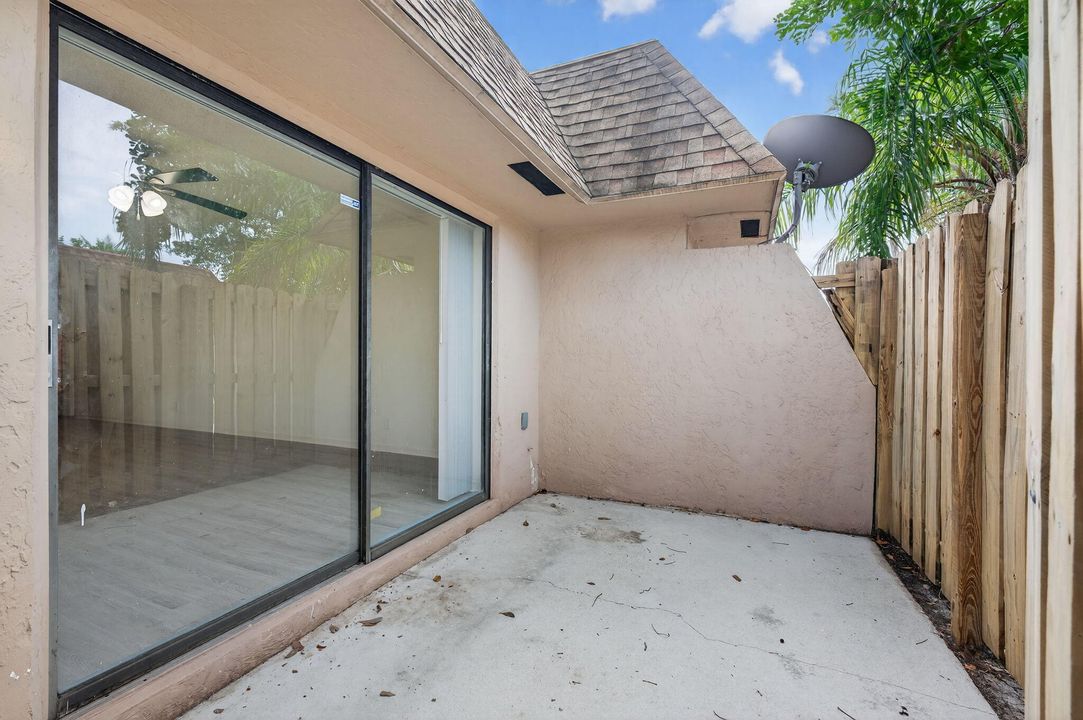 For Rent: $2,150 (1 beds, 2 baths, 980 Square Feet)