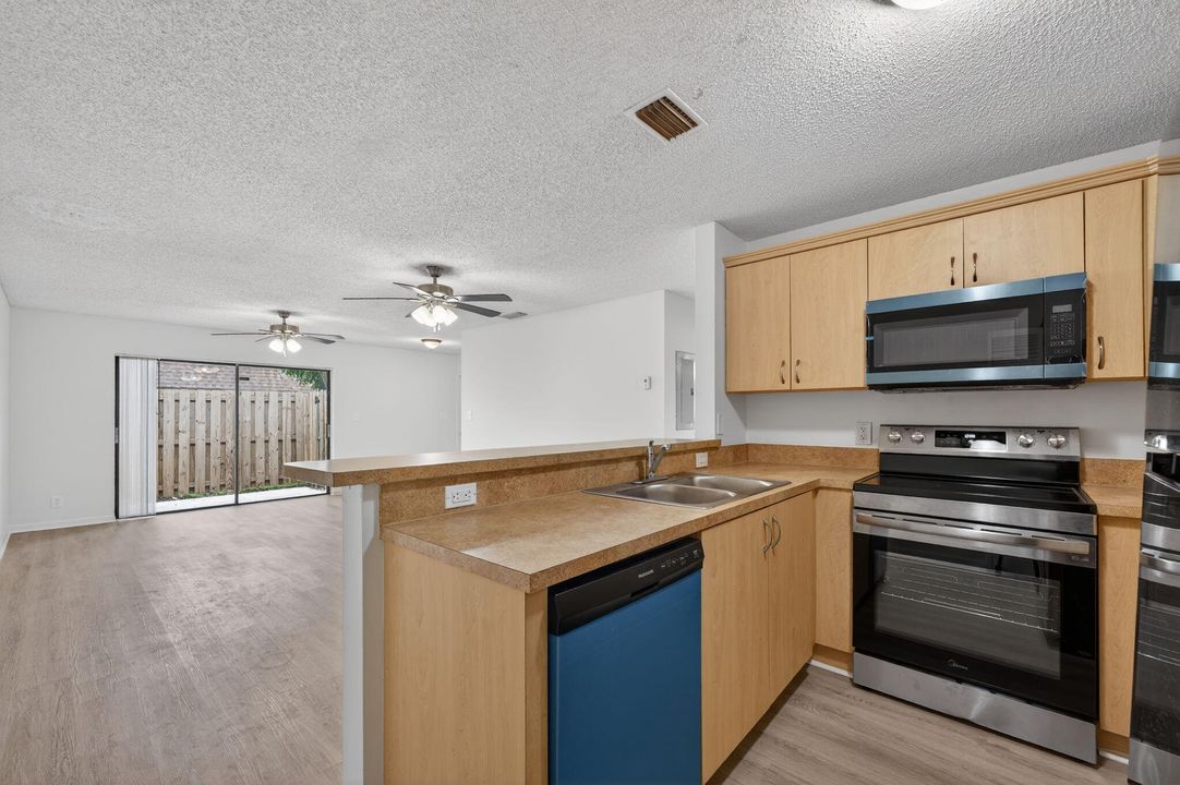 For Rent: $2,150 (1 beds, 2 baths, 980 Square Feet)