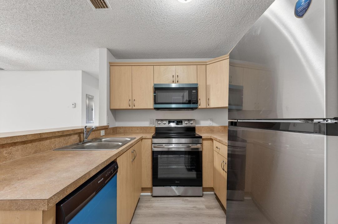 For Rent: $2,150 (1 beds, 2 baths, 980 Square Feet)