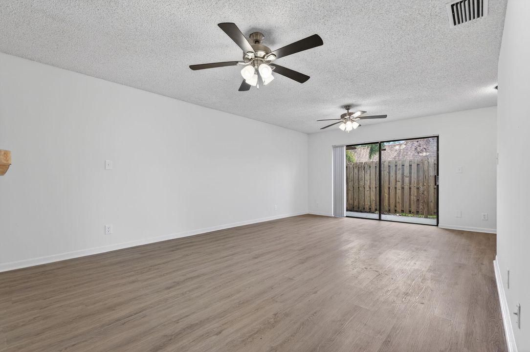 For Rent: $2,150 (1 beds, 2 baths, 980 Square Feet)