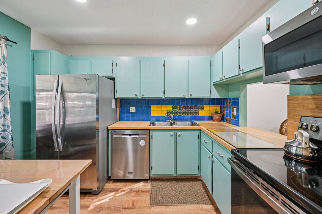 For Sale: $145,000 (1 beds, 1 baths, 721 Square Feet)