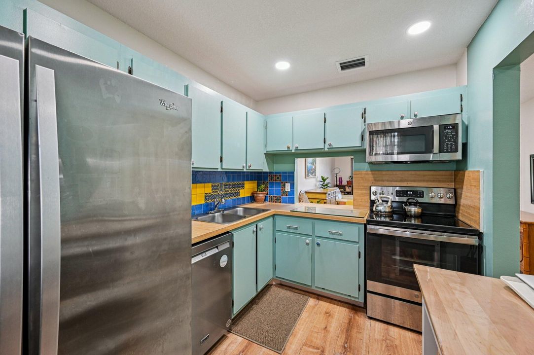 For Sale: $145,000 (1 beds, 1 baths, 721 Square Feet)