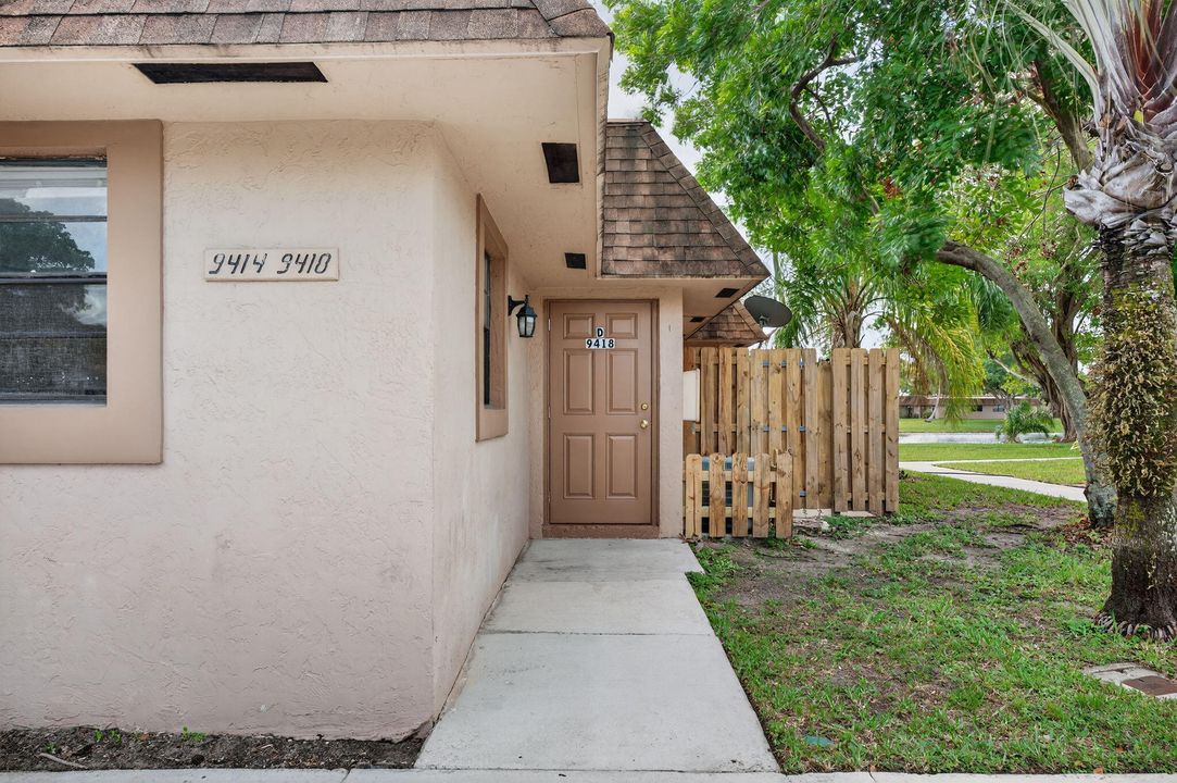 For Rent: $2,150 (1 beds, 2 baths, 980 Square Feet)