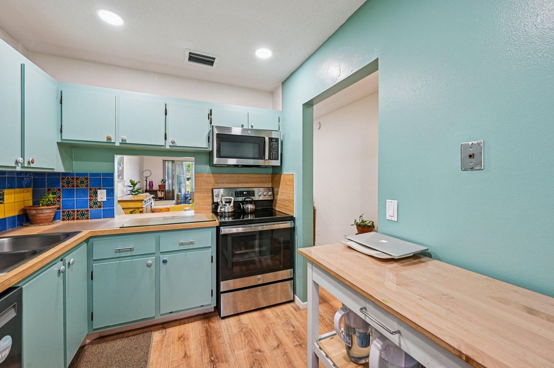 For Sale: $145,000 (1 beds, 1 baths, 721 Square Feet)