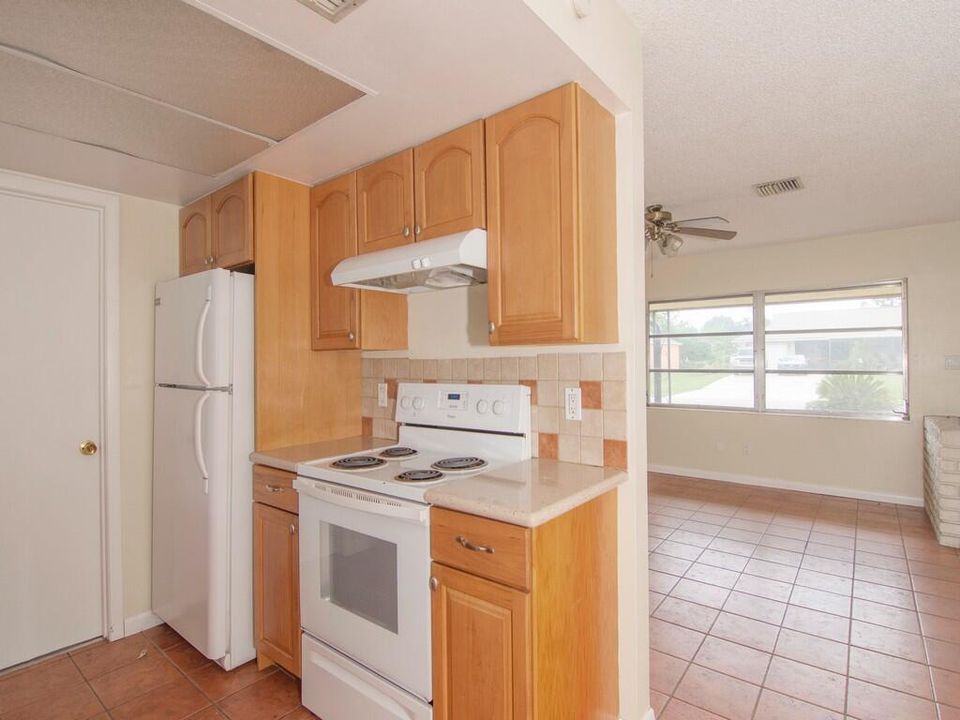 For Rent: $2,200 (2 beds, 1 baths, 900 Square Feet)