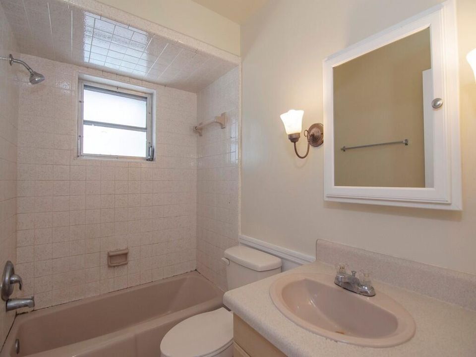 For Rent: $2,200 (2 beds, 1 baths, 900 Square Feet)